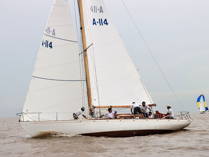 Sloop clásico de madera